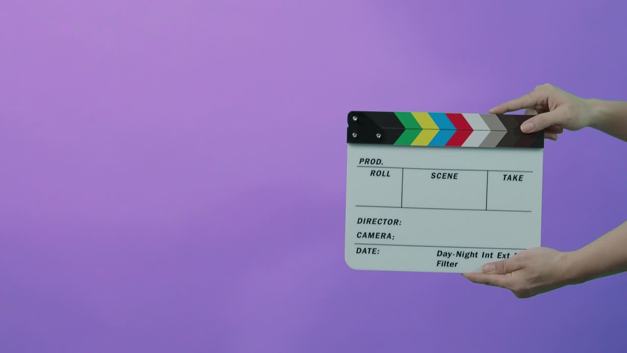 clapperboard golpeando. pizarra de película de película. cerrar la mano aplaudiendo pizarra de filmación vacía en fondo de color pantalla azul o verde. dentro y fuera de pizarra de películas cortando para producción de video. filmación o rodaje de películas.