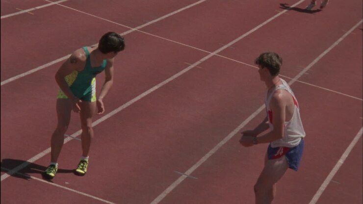 các vận động viên nam chuyển đũa trong một cuộc đua tiếp sức