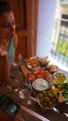 mujer disfrutando de una comida al aire libre
