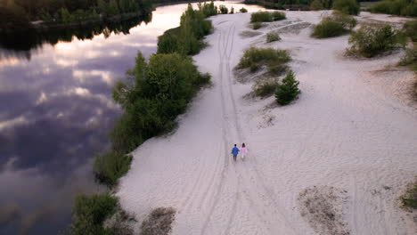 Young-couple-running-on-sand