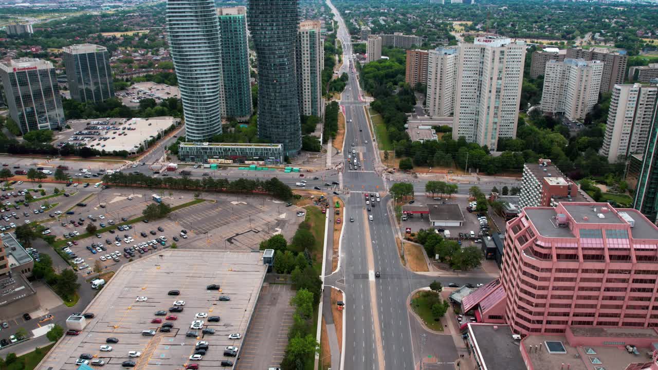 timelapse de la concurrida intersección en la ciudad