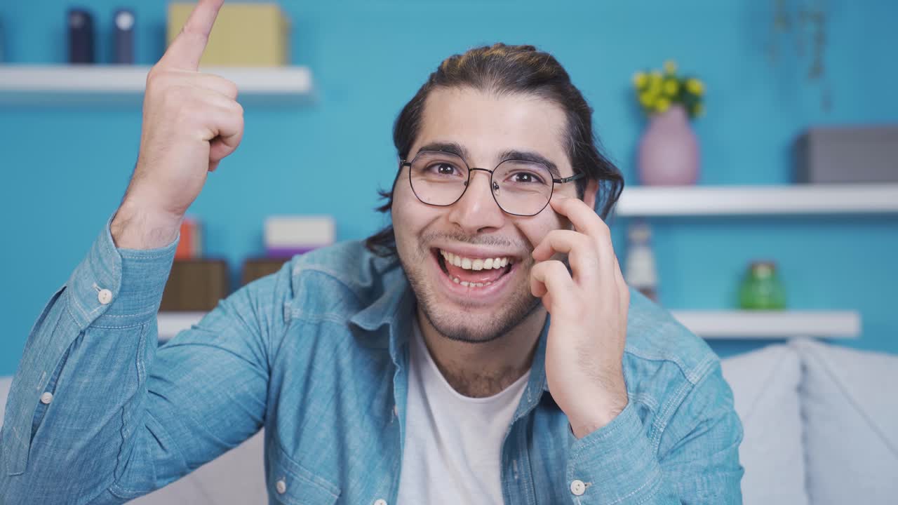 el hombre gracioso tiene una idea.