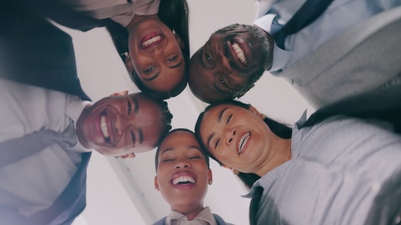 feliz, círculo y trabajo en equipo con cara de negocio