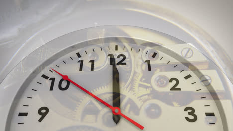animación del reloj moviéndose sobre el mecanismo del reloj