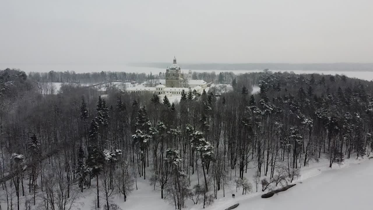 공중 무인 항공기에서 카우 나스에있는 pazaislis 수도원은 겨울 샷을 올라갑니다.