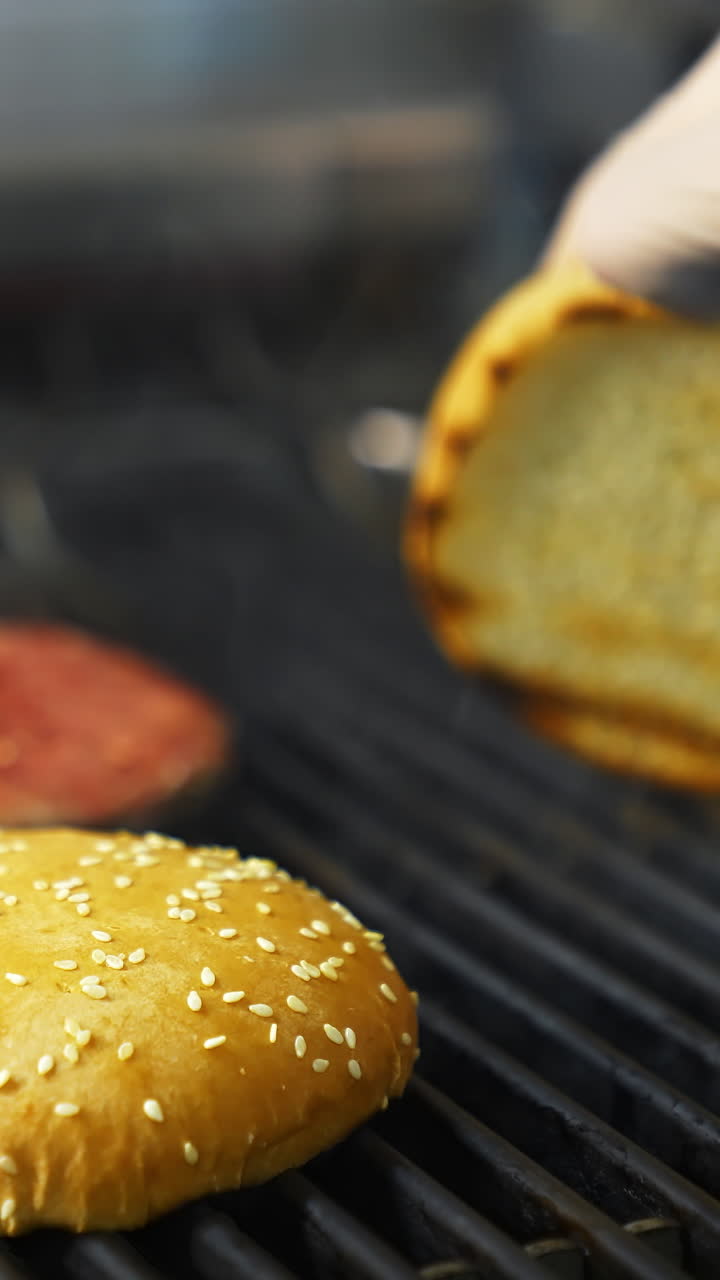 preparando hamburguesas en una parrilla