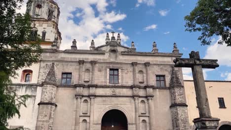 Time-lapse-De-Aproximación-Frontal-A-La-Parroquia-De-San-Juan-Bautista-En-Coyoacán,-Ciudad-De-México