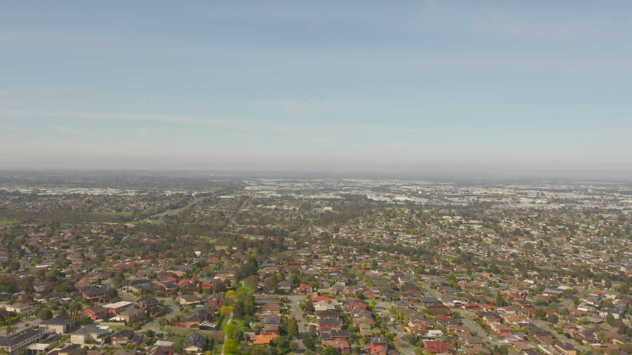 카메라는 부드럽게 앞으로 움직여 교외 환경의 대기 오염을 드러 ⁇ 니다.