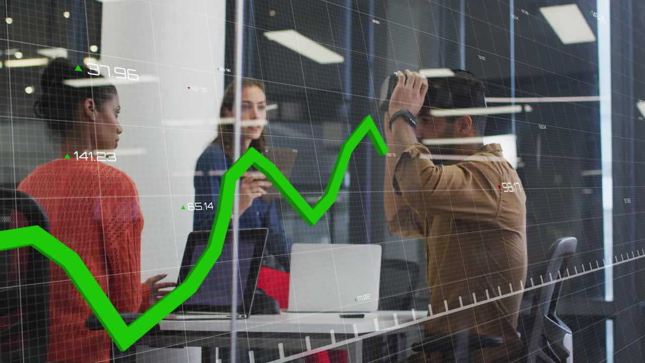 animación de procesamiento de gráficos verdes sobre diversos colegas usando auriculares vr en la oficina casual