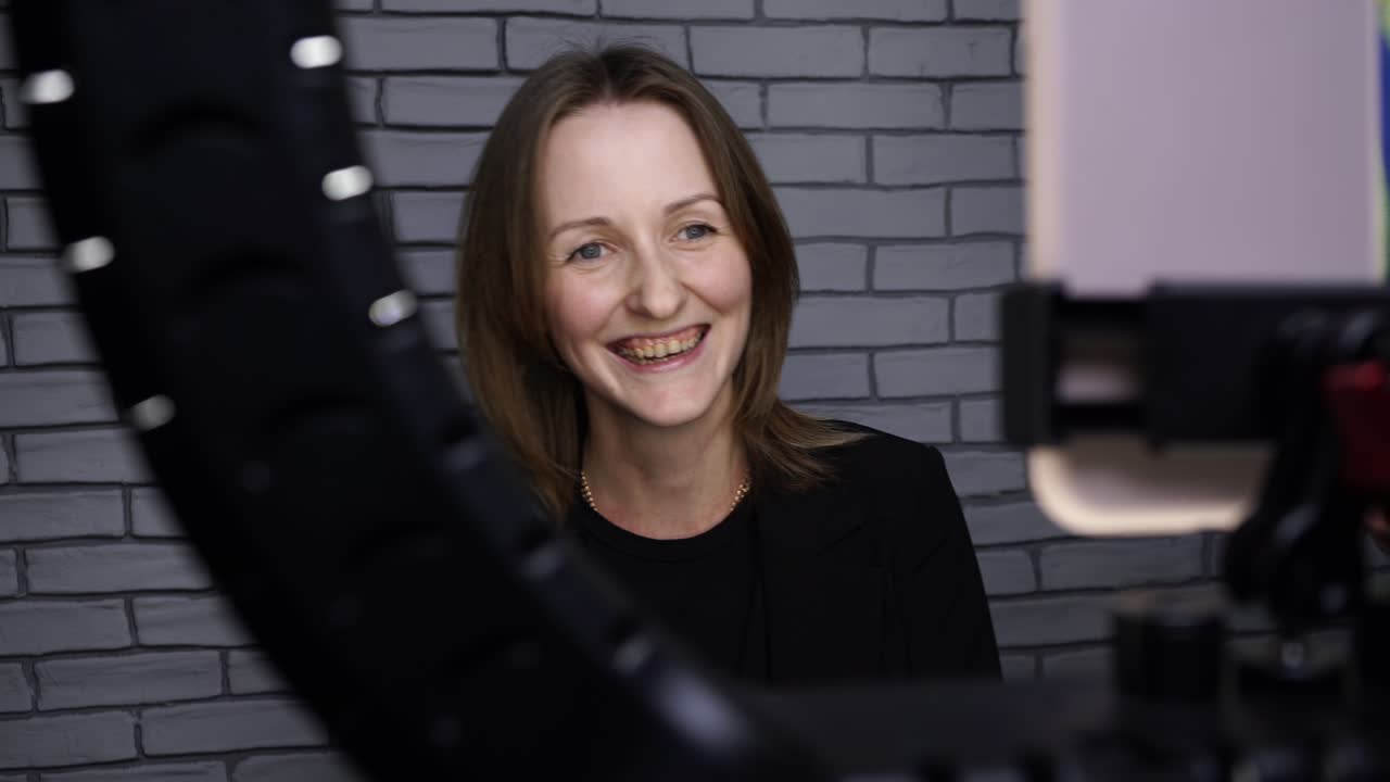 video de una blogger disparando una historia con un pez juguete, chiste