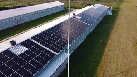 la energía fotovoltaica instalada en el techo de un edificio genera energía solar