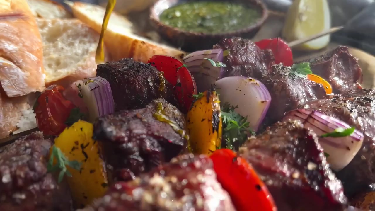 Spiedini di manzo alla griglia con verdure e salsa alle erbe