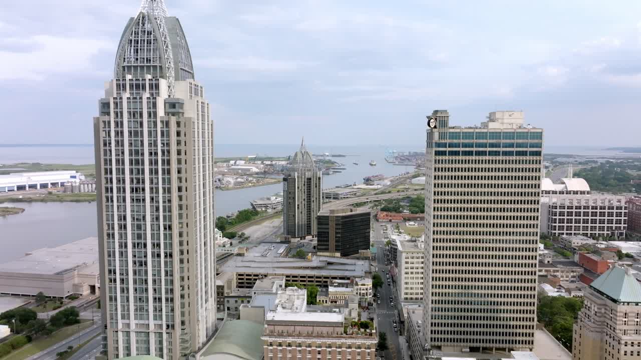 앨라배마 주 모빌 시내의 가까운 모습으로 드론 비디오가 이동하고 있습니다.