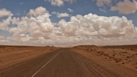 Tunesische-Wüstenlandschaft-Und-Flauschige-Wolken-Am-Himmel