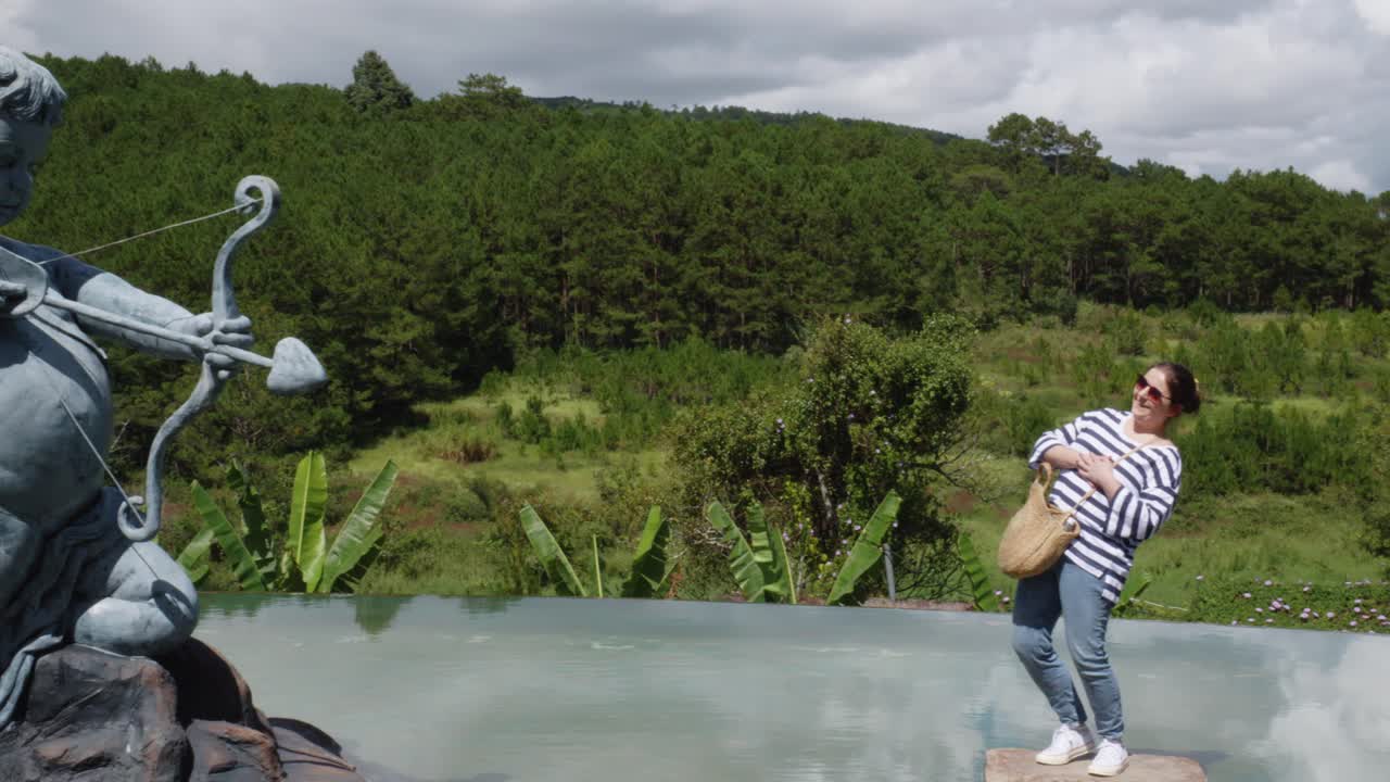 베트남 달랏 점토 터널에서 여성 관광객과 거대한 조각품