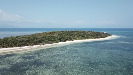 無人機向熱帶島<unk>移動, 有白色沙灘和藍色珊瑚礁水