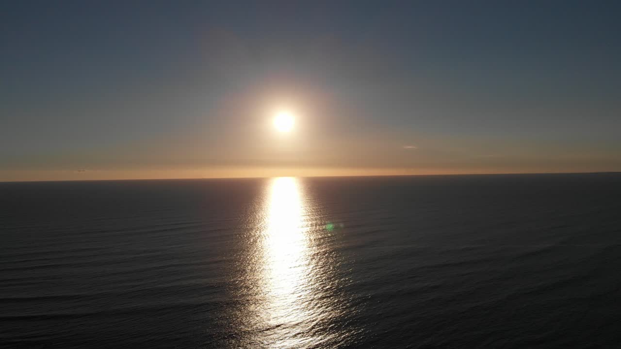 밝고 주황색 노란색으로 보이는 태양이 눈부시게 빛납니다.