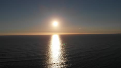 el sol brillante y de color amarillo anaranjado brilla