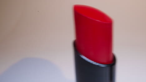 lápices labiales brillantes presentados para la venta sobre un fondo borroso