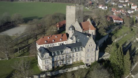 Drohnenluftaufnahme-Des-Märchenschlosses-Adelebsen-An-Einem-Schönen-Herbstnachmittag-Im-Goldenen-Sonnenlicht