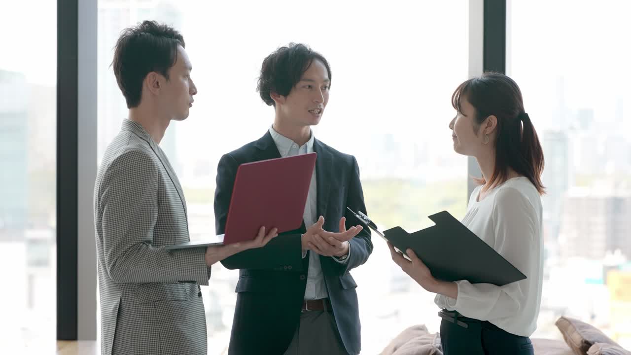 사무실에서 아시아 비즈니스 그룹 회의