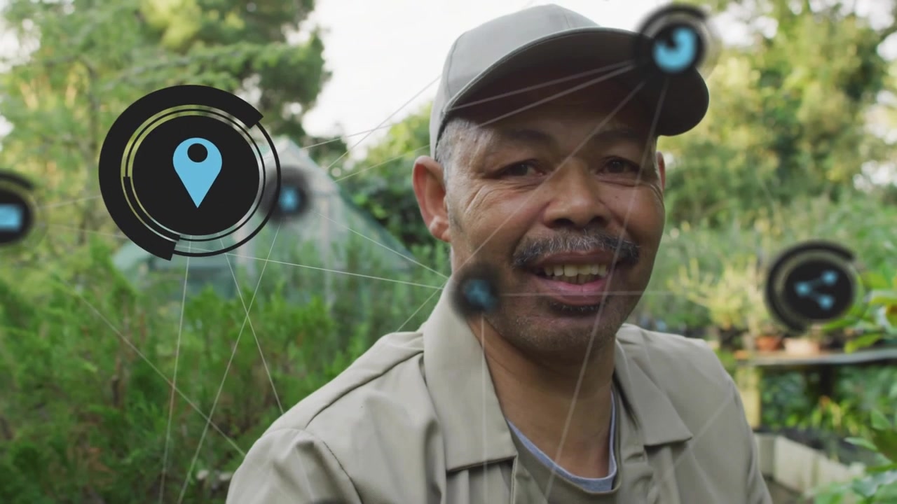 Uomo maturo che tocca un dispositivo in giardino, attivando una sovrapposizione di icone social, controllando gli avvisi e sorridendo.