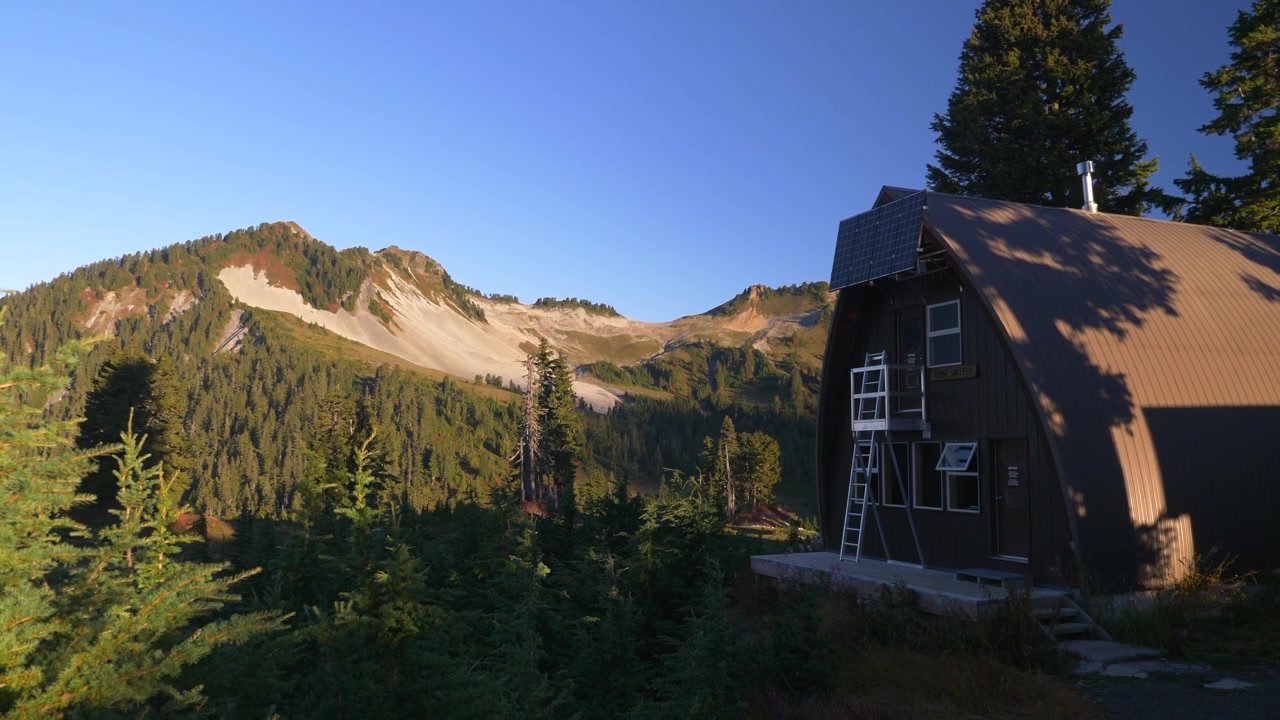 Rifugio Elfin Lakes - Baita di montagna nel Parco Garibaldi a Whistler, Columbia Britannica, Canada. Inquadratura ampia.