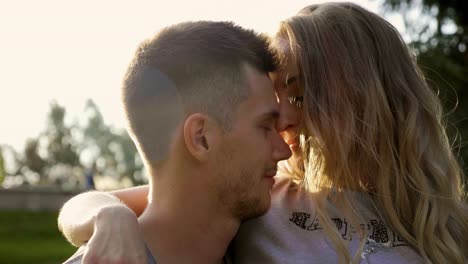 couple embraces in a park