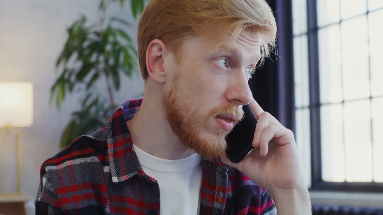 전화통화 중인 남자