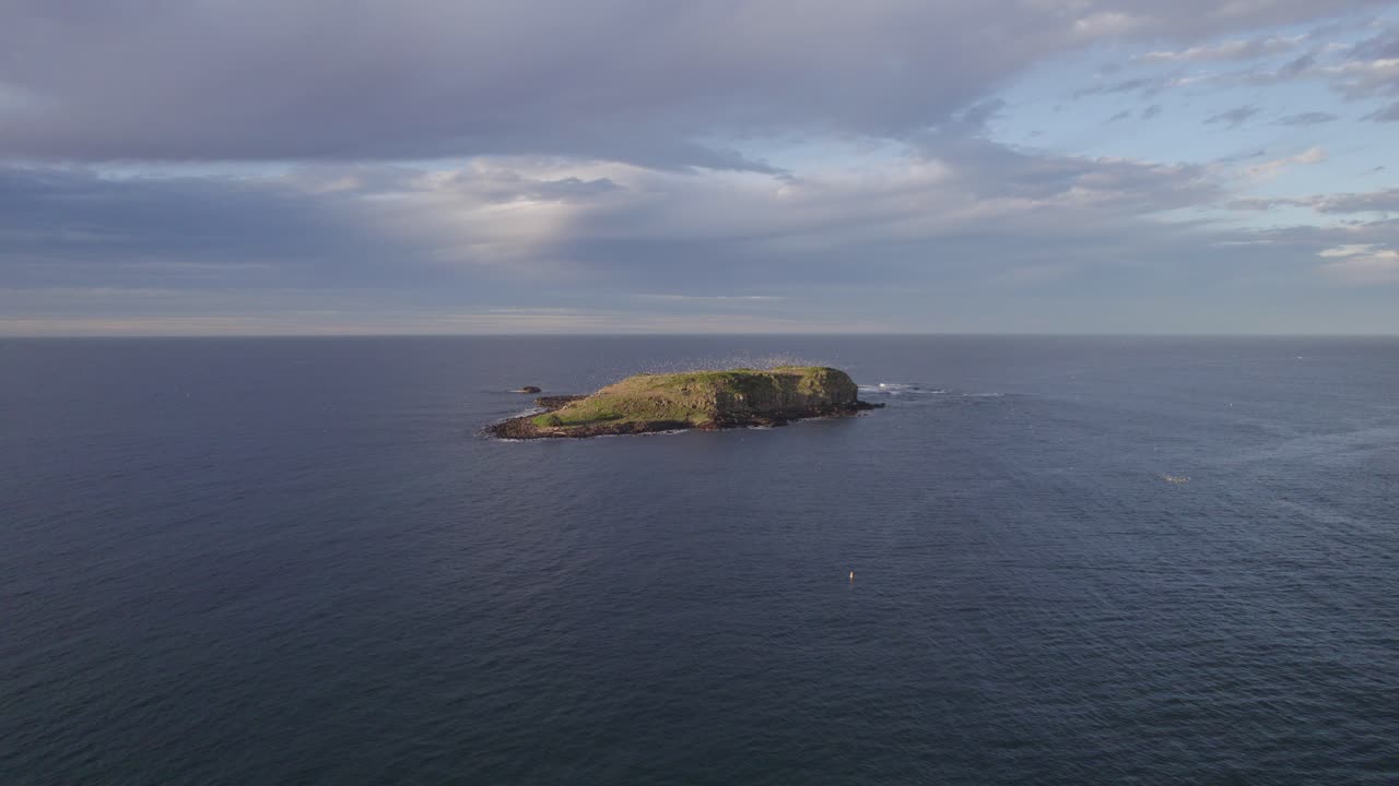 남태평양, 뉴 사우스 웨일즈, 호주의 쿡 섬 위로 극적인 하늘