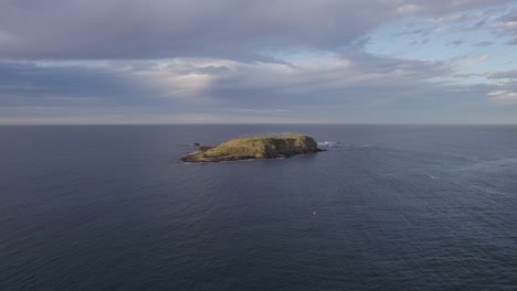 cielo dramático sobre la isla cook en el océano pacífico sur, nueva gales del sur, australia