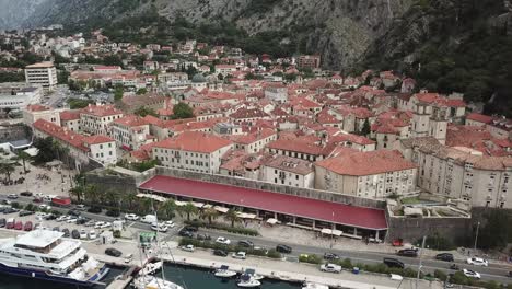 el casco antiguo de kotor revelado desde el cielo... fortificaciones, callejones, vistas panorámicas.