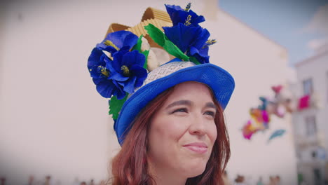 mädchen beim festa dos tabuleiros tomar portugal mit einem traditionellen hut, nahaufnahme