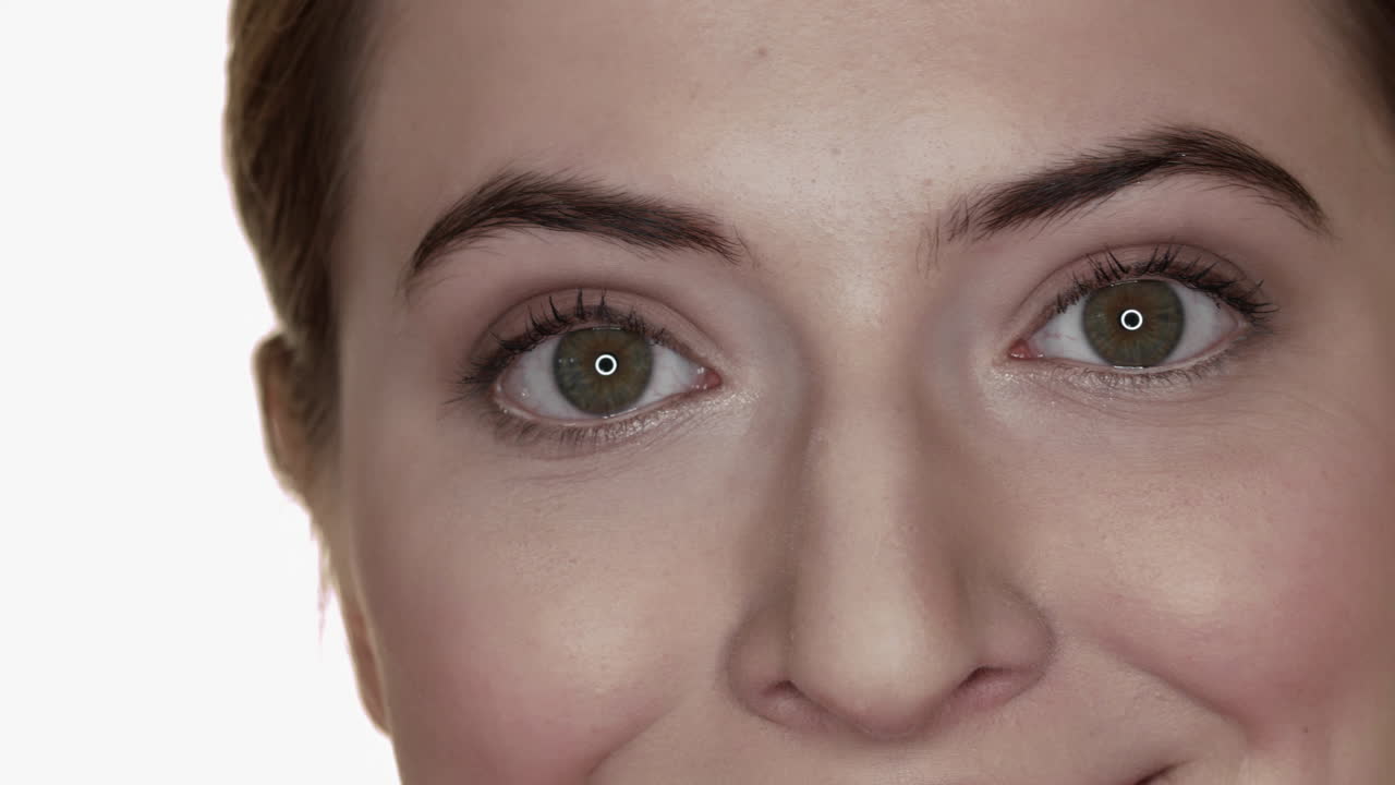 즐거운 태도로 카메라를 똑바로 바라보는 여성의 눈 클로즈업