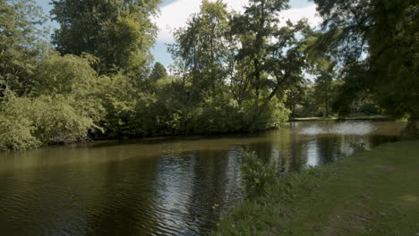 Pequeño-Río-Que-Fluye-A-Través-De-Un-Hermoso-Parque-En-Verano