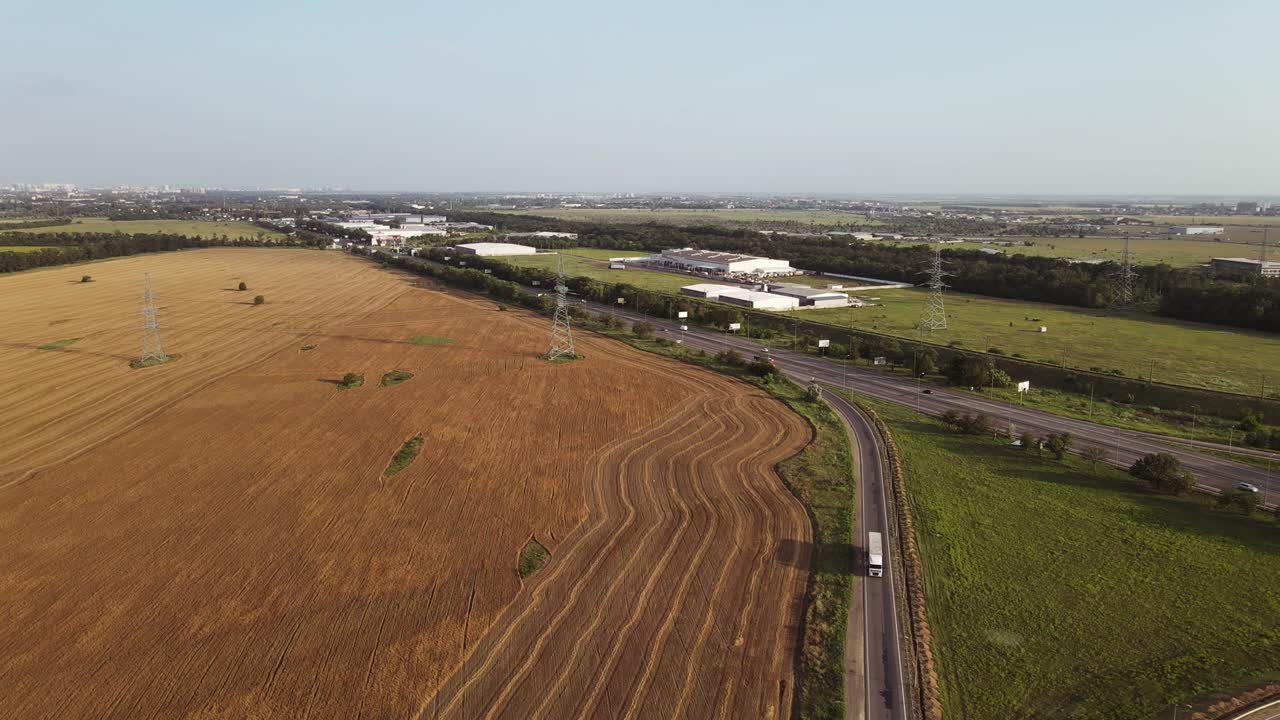 движение автомобилей на клевер-бридж. грузовые перевозки.