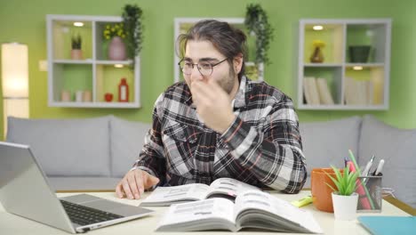 Wenn-Der-Junge-Student-Gute-Und-Erfolgreiche-Ergebnisse-Erzielt,-Ist-Er-Froh.