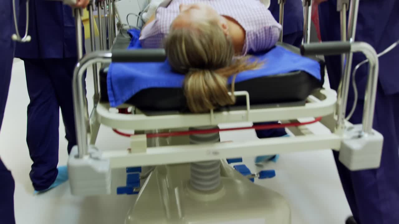 Équipe mediche che spingono una barella d'emergenza 4k