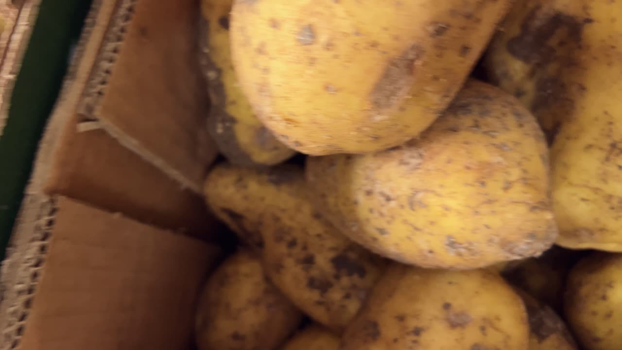 vista de cerca de las patatas en los estantes, encarnando la esencia de una tienda de comestibles local comprometida a proporcionar productos frescos y de calidad