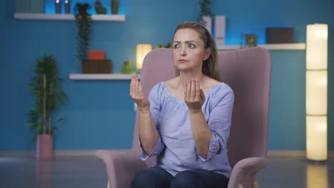 mujer musulmana orando.