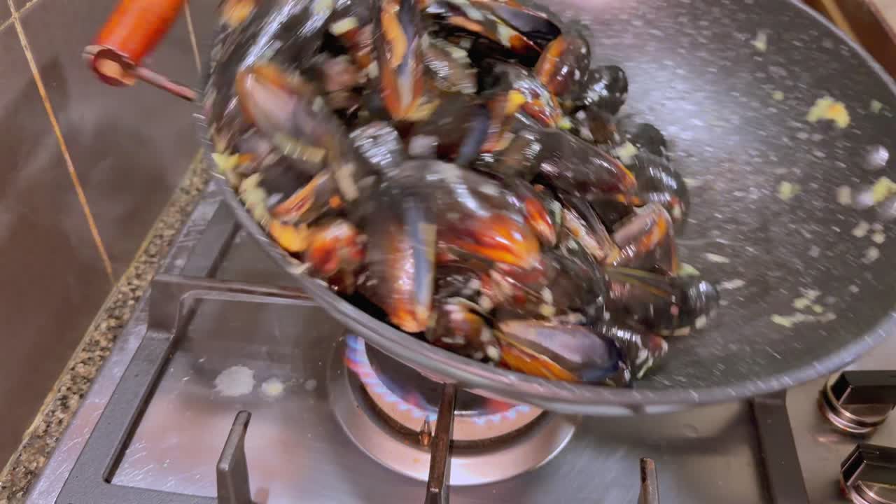 Sautéed garlic and butter mussels in woke, Mahe Seychelles 25fps 002