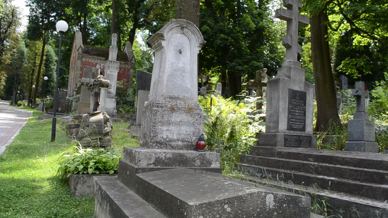 Lapidi in un cimitero. Leopoli, Ucraina. Cimitero di Lychakiv, il complesso storico e commemorativo (dal 1991) a Leopoli nel quartiere storico di Lychakiv, uno dei cimiteri più antichi dell'Ucraina.