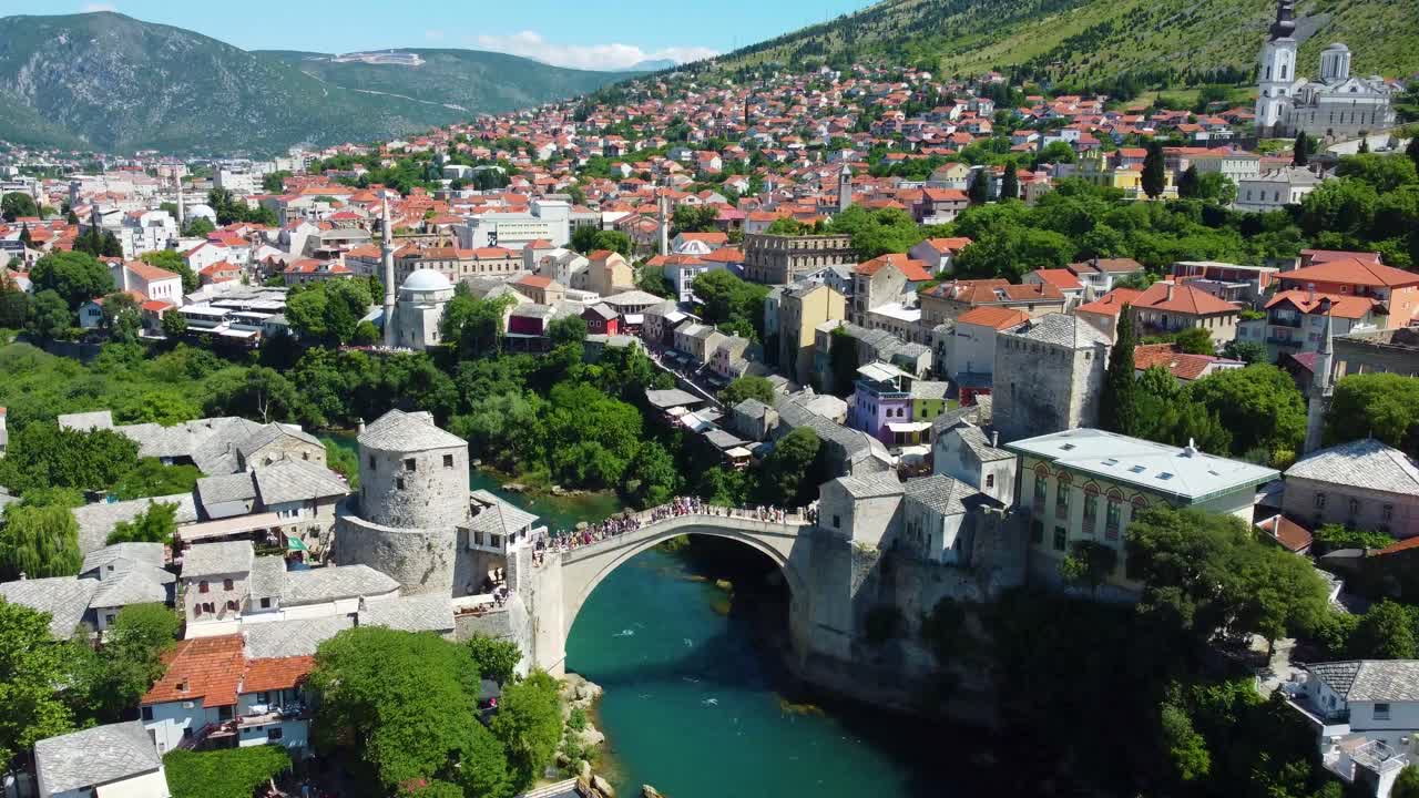 Drone footage revealing the natural beauty of the Neretva River cutting through Mostar’s historic center, framed by green hills and traditional Balkan rooftops