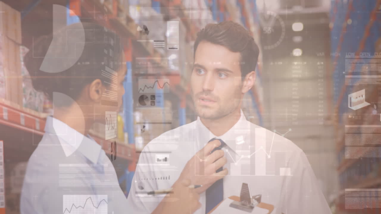 pantallas con procesamiento de datos contra el supervisor masculino y femenino hablando entre sí en el almacén