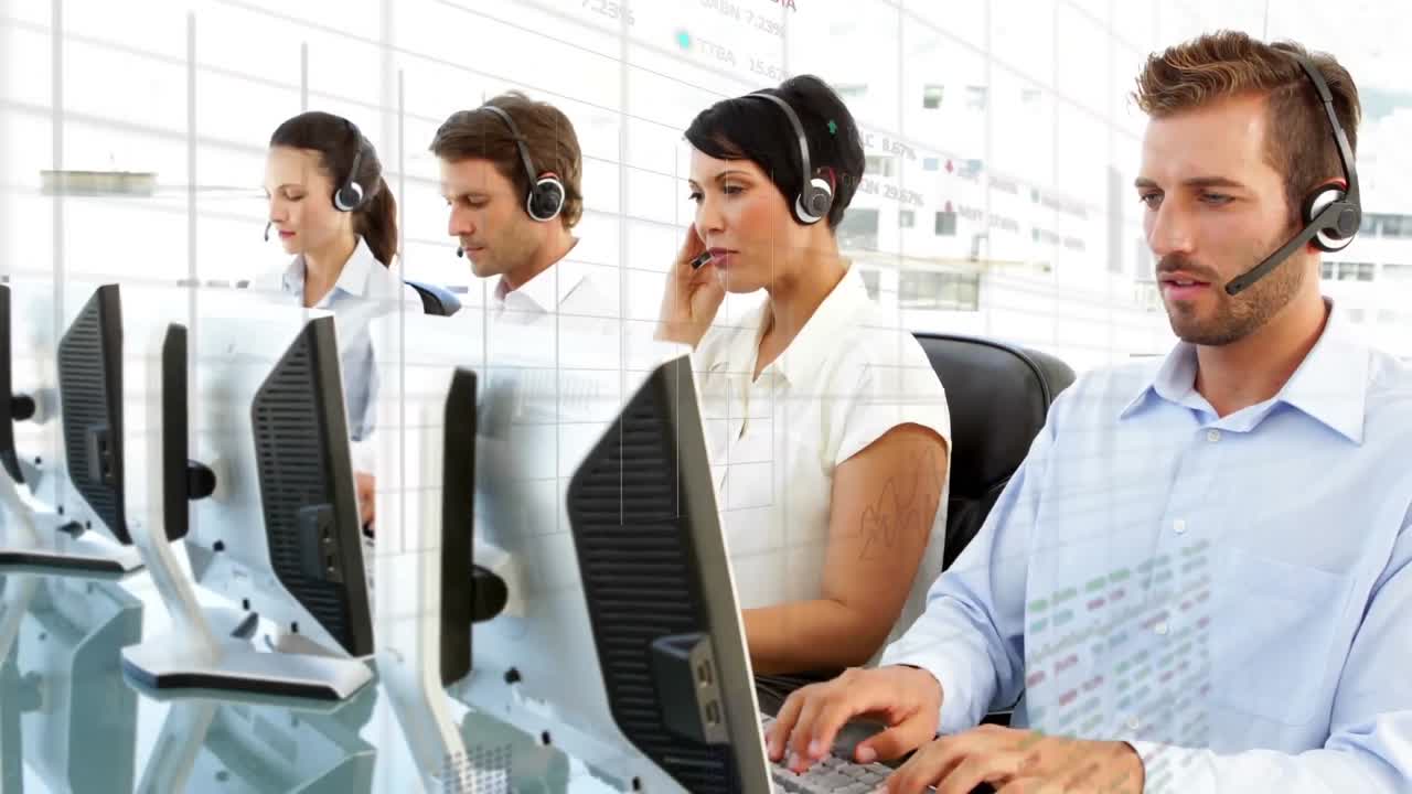 사무실에서 일하는 고객 서비스 임원 팀의 주식 시장 데이터 처리 애니메이션