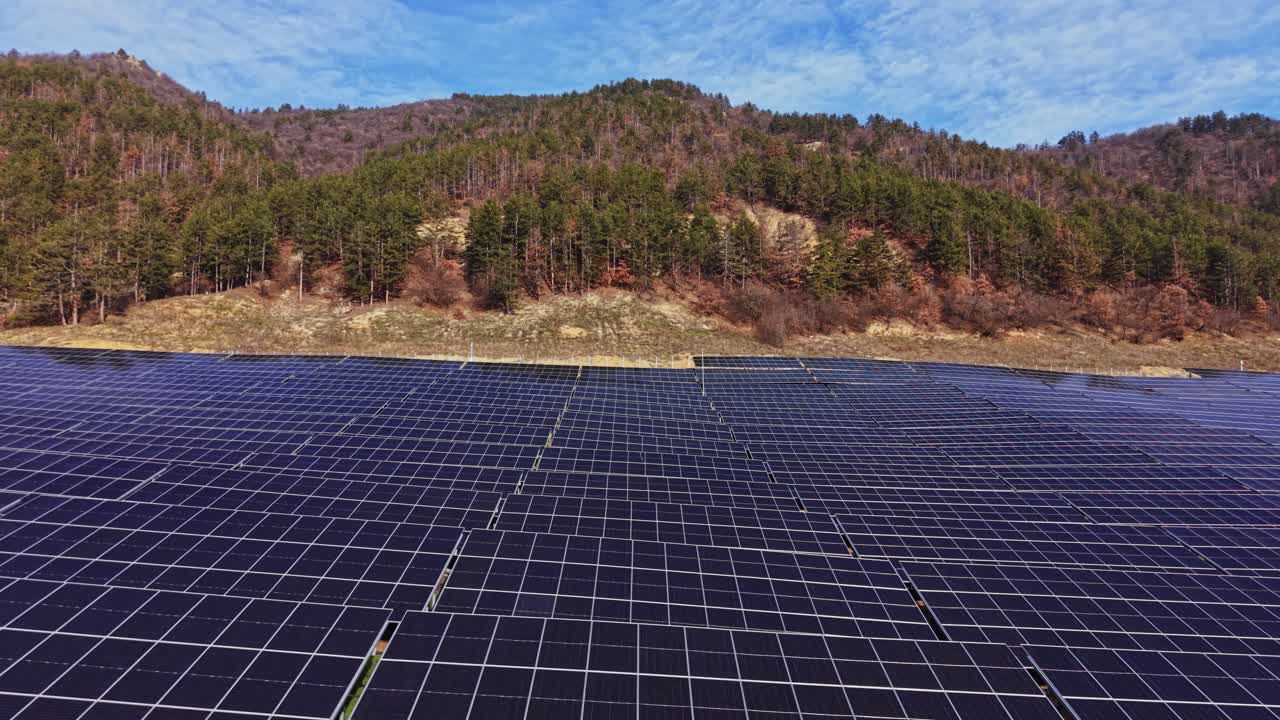 Solární panely na horském poli poskytují oblasti obnovitelnou energii