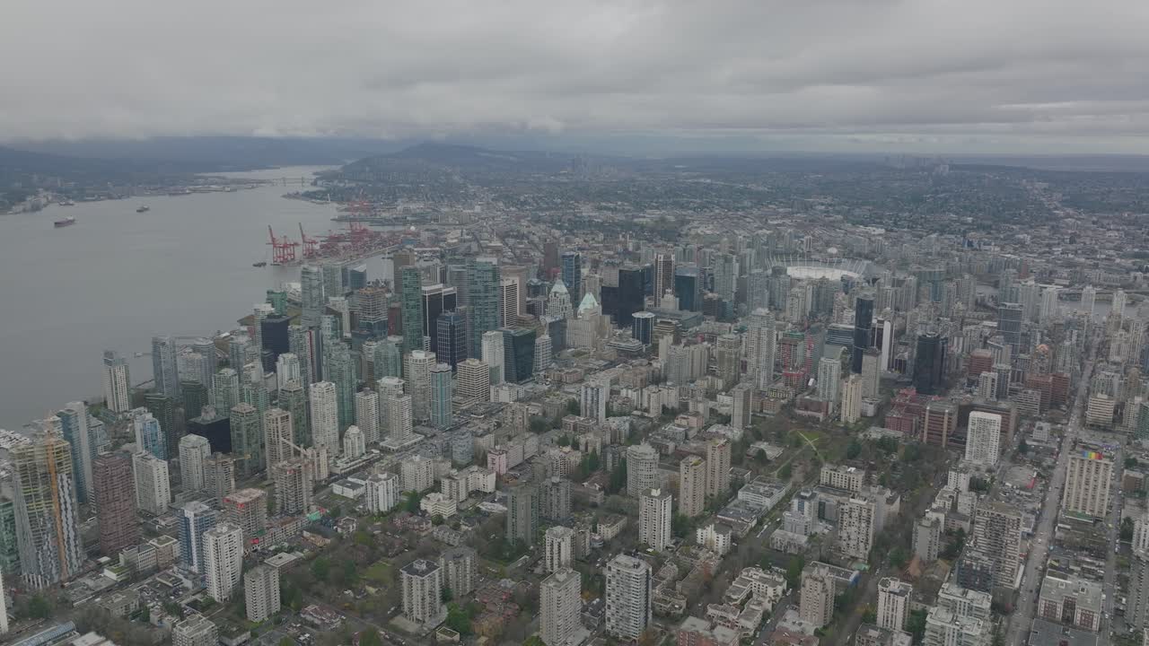 toma aérea del centro de vancouver en un día nublado en 4k