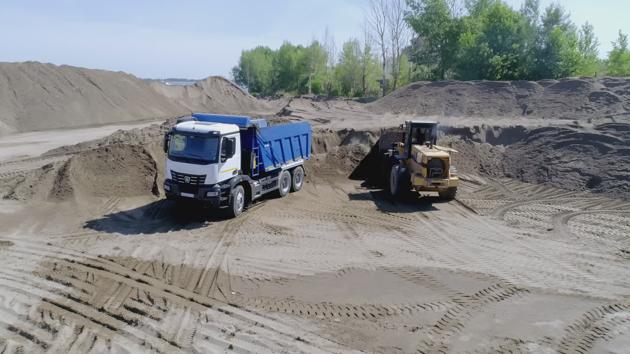 Tungt maskineri i aktion på en sand- og grusplads