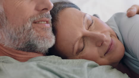 pareja feliz madura acostada en la cama abrazándose compartiendo una relación romántica disfrutando de la intimidad juntos en casa