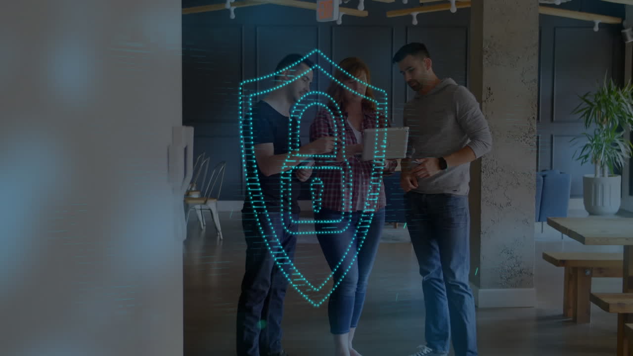 animación de candado y procesamiento de datos sobre diversas personas de negocios en la oficina